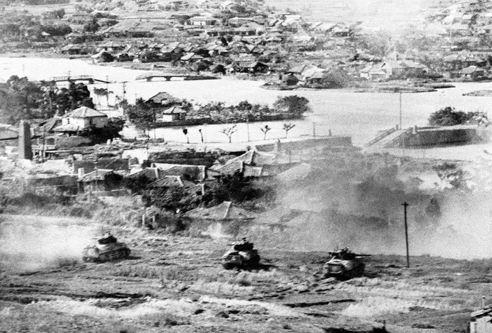 Xe tăng Mỹ thuộc Sư đoàn Thuỷ quân Lục chiến số 6 tấn công vào Naha, thủ phủ của Okinawa, Nhật Bản ngày 27/5/1945.
