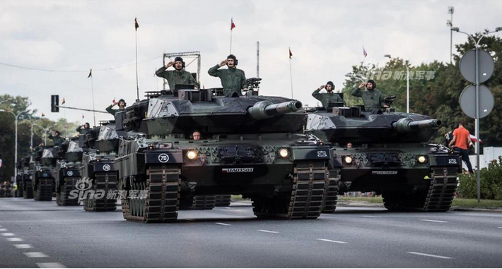 Hôm 15/8 vừa qua, các xe tăng Leopard 2 của Quân đội Ba Lan đã có màn phô diễn sức mạnh trên đường phố thủ đô Warsaw trong cuộc duyệt binh mừng ngày thành lập các lực lượng vũ trang Ba Lan. Nguồn ảnh: Sina.