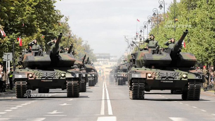 Xe tăng Đức và xe tăng Ba Lan lăn bánh trên đường phố Warsaw. Nguồn ảnh: Sina.