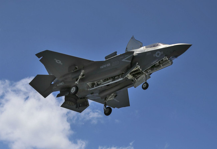 Thực tế thì F-35 thậm chí còn được hy vọng sẽ trở thành cường kích thay thế cho cường kích cơ A-10 của Không quân Mỹ - điều này đòi hỏi cấu hình vũ khí của nó phải cực kỳ phong phú để đối đầu với các mục tiêu mặt đất bao gồm cả boong-ke, hầm hào,... Nguồn ảnh: USAF.