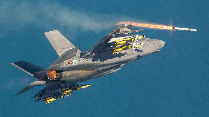 Ở các nhiệm vụ không đối không trong chế độ Beast Mode , F-35 sẽ mang theo được tới 14 tên lửa không đối không tầm trung loại AIM-120 AMRAAM và 2 tên lửa không đối không tầm ngắn loại AIM-9X Sidewinder - một số lượng vũ khí cực lớn trong đó, AIM-120 sẽ làm nhiệm vụ đánh chặn, hai tên lửa AIM-9X là dự trữ để tự vệ trên đường F-35 quay về căn cứ. Nguồn ảnh: Defence.