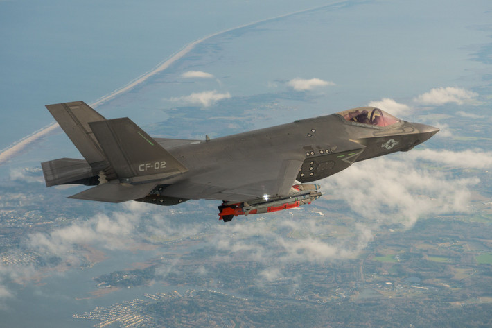 Ở chế độ "Quái thú", chiếc F-35 sẽ treo vũ khí đầy khoang bụng và cả ở sáu giá treo dưới hai cánh của mình. Tổng cộng lượng vũ khí mà F-35 có thể mang theo được ở chế độ "Quái thú" này lên tới khoảng 10 tấn - gấp năm lần ở chế độ tàng hình. Nguồn ảnh: USAF.