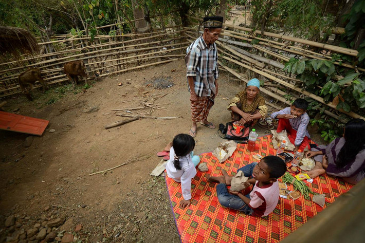 Hiện vẫn còn khoảng 20,000 người cần sự trợ giúp. Chính quyền Indonesia cũng kêu gọi các tổ chức và cá nhân có thể tham gia hỗ trợ công tác cứu nạn. "Nguồn nhân lực và thiết bị của chúng tôi hiện nay là có hạn," một quan chức địa phương nói. Ảnh: AFP.