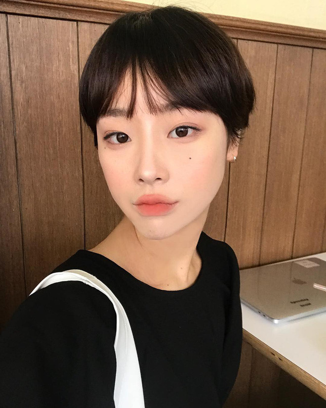 Xu hướng tóc ngắn pixie ngày càng lan rộng và trở thành trào lưu ảnh hưởng mạnh mẽ đến cộng đồng đam mê thời trang tại Hàn Quốc. Kiểu tóc này giúp gương mặt trở nên trẻ trung hơn, đặc biệt khi kết hợp cùng trang phục street style.