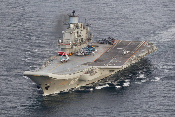 Hiện tại, tàu sân bay duy nhất của Quân đội Nga là tàu sân bay Đô đốc hạm Kuznetsov. Tuy nhiên, tàu sân bay này hiện tại đang được đưa vào cảng sửa chữa để nâng cấp. Thời gian nâng cấp có thể sẽ kéo dài tới năm 2022 tới đây và từ giờ tới thời điểm đó, Hải quân Nga sẽ không có bất cứ một tàu sân bay nào. Nguồn ảnh: Wiki.