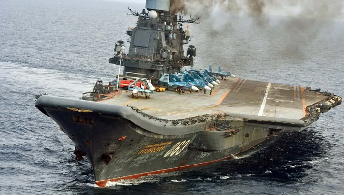 Tàu sân bay Kuznetsov của Nga đã được hạ thuỷ từ năm 1982 dưới thời Liên Xô nhưng phải tới năm 1995 mới bắt đầu được đưa vào hoạt động chính thức. Đây là tàu sân bay duy nhất được đóng theo lớp Kuznetsov, có độ giãn nước tối đa chỉ 57.700 tấn. Nguồn ảnh: Wiki.