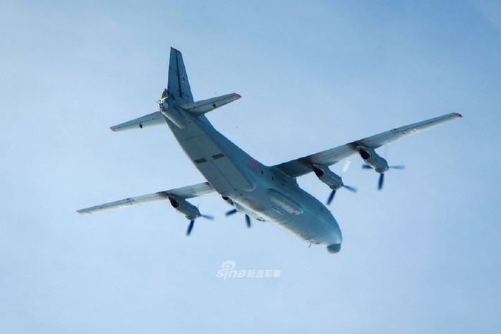 Mặc dù An-12B chỉ là một máy bay vận tải sử dụng động cơ cánh quạt - nghĩa là nó có tốc độ rất chậm - tuy nhiên chiếc tiêm kích Typhoon vẫn giảm tốc lực xuống mức tối đa để có thể bám theo chiếc vận tải cơ này. Nguồn ảnh: Sina.