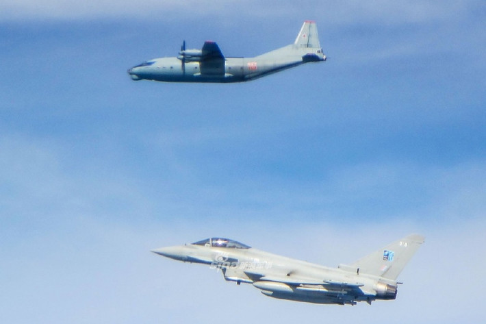 Những hình ảnh được ghi lại từ khoang lái của chiến đấu cơ Su-27P cho thấy, tiêm kích Typhoon của Anh đã cố chen vào giữa đội hình của hai máy bay Nga và nỗ lực áp sát vào chiếc máy bay vận tải An-12B. Nguồn ảnh: Sina.