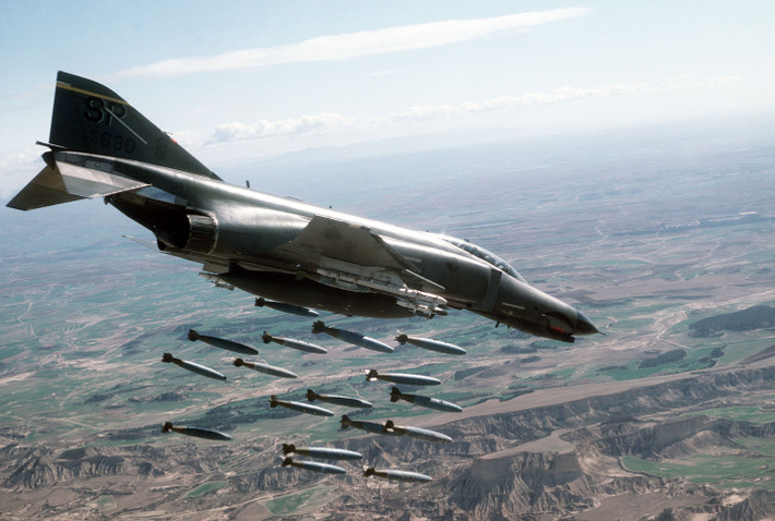 Không quân Mỹ là lực lượng mất nhiều tiêm kích F-4 Phantom nhất với tổng cộng 445 chiếc bị thiệt hại khi tham chiến ở Việt Nam, trong đó có 382 chiếc hư hỏng hoàn toàn trong giao tranh, số còn lại bị thiệt hại do tai nạn. Nguồn ảnh: Thearchive.