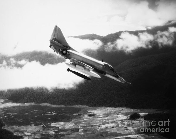 Chiếc A-4 Skyhawk đầu tiên bị bắn hạ trên chiến trường Việt Nam từ tháng 8/1964, phi công nhảy dù thành công nhưng bị quân giải phóng bắt và áp tải ra Bắc - đây cũng chính là tù binh chiến tranh Mỹ ngồi tù lâu bậc nhất cuộc chiến này. Nguồn ảnh: Thearchive.