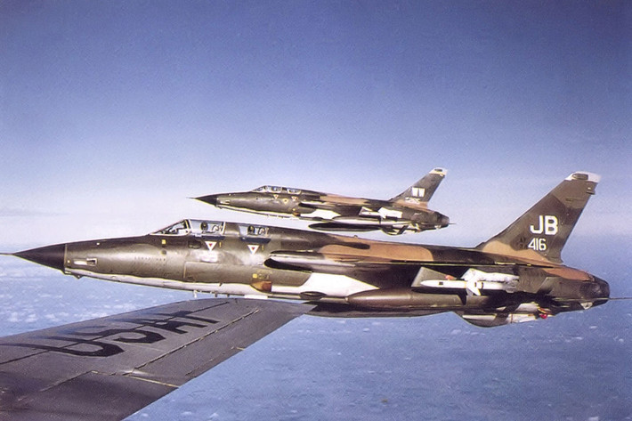 Chiếc F-105D đầu tiên của Mỹ bị hạ ở Chiến tranh Việt Nam vào năm 1964 khi nó bị dính đạn trên bầu trời Lào, sau đó phải bay khẩn cấp sang Thái Lan để phi công nhảy dù thoát hiểm. Chiếc cuối cùng thiệt hại vào năm 1970 cũng ở Lào, lần này phi công buộc phải nhảy dù ngay nhưng sau đó vẫn được Không quân Mỹ tìm thấy. Nguồn ảnh: Thearchive.