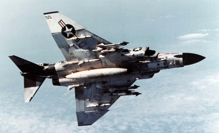 Với số lượng cực lớn và trọng trách là loại máy bay chiến thuật chủ lực, F-4 Phantom II chính xác là đã "rụng như sung" trong chiến tranh Việt Nam bất chấp mọi nỗ lực tăng cường chiến thuật bay, đội hình bay hoặc áp chế điện tử của Mỹ. Nguồn ảnh: Thearchive.