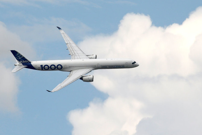Máy bay chở khách Airbus A350 1000 trình diễn màn cơ động ở tốc độ cao không khác gì máy bay tiêm kích phản lực. Nguồn ảnh: BI.
