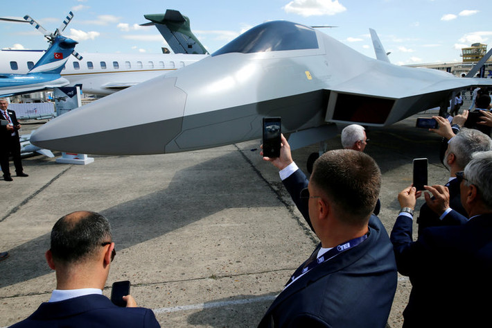 Thổ Nhĩ Kỳ cũng tự tin mang tới Paris Airshow mô hình tỷ lệ 1:1 của loại máy bay tàng hình thế hệ năm mà nước này đang hoàn thiện để thay thế cho F-35 trong trường hợp Mỹ "bùng kèo". Nguồn ảnh: BI.