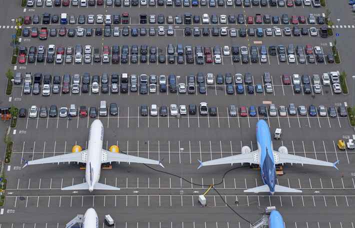 Quá nhiều máy bay Boeing 737 MAX cần phải sửa chữa và nâng cấp khiến cho hãng này phải tận dụng cả bãi đỗ xe của nhân viên làm nơi "để tạm" máy bay. Nguồn ảnh: Theatlantic.