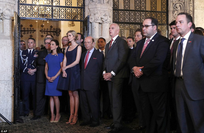 Đông đảo các thành viên trong chính quyền Mỹ lắng nghe phát biểu của Tổng thống Trump về việc Mỹ không kích Syria. Hình ảnh này chụp tại khu nghỉ dưỡng Mar-a-Lago trong lúc Mỹ tiếp đón Chủ tịch Trung Quốc Tập Cận Bình. Ảnh Daily Mail