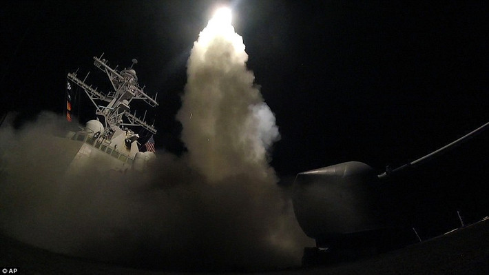 Khói bốc lên ở boong tàu khu trục USS Ross sau khi tên lửa hành trình tomahawk được bắn ra. Ảnh Daily Mail