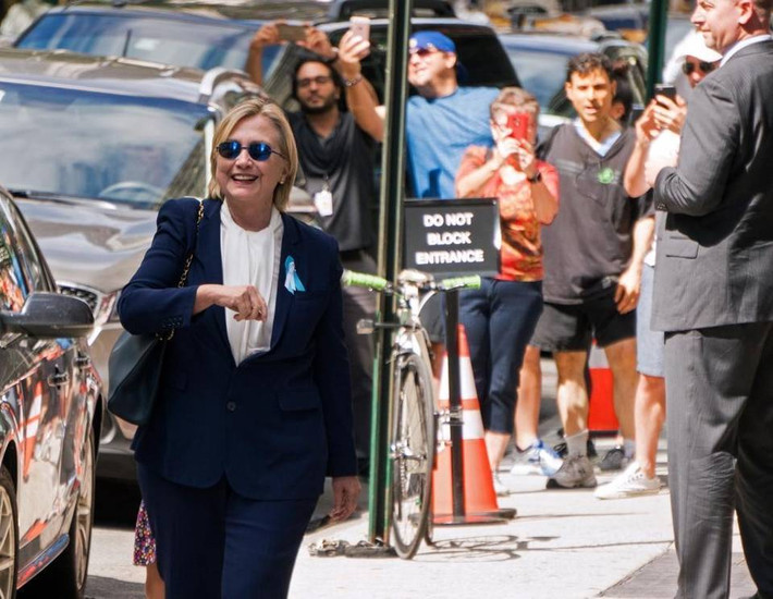 Tháng 7/2015, bác sĩ riêng của bà Clinton, Lisa Bardack đã công bố một bản kết luận dài 2 trang giấy với lời khẳng định rằng, ứng viên tổng thống đảng Dân chủ Hillary Clinton có sức khỏe hoàn toàn tốt. Ảnh: Bà Hillary Clinton vẫy tay chào mọi người hôm 11/9/2016 sau vụ “ngã khuỵu” tại lễ tưởng niệm các nạn nhân vụ khủng bố 11/9.