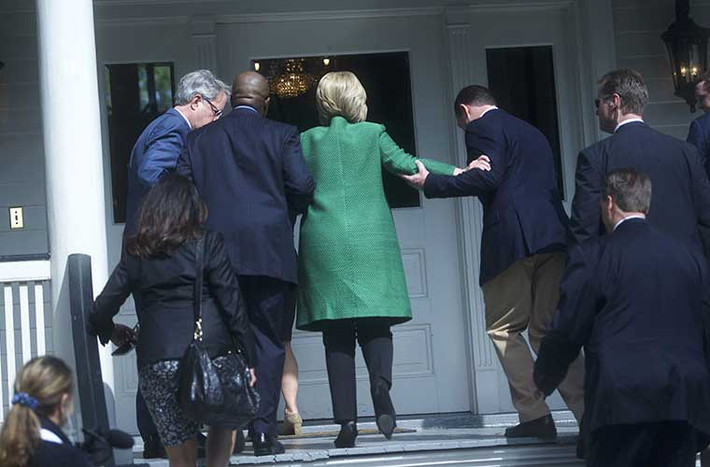 Tin đồn về sức khỏe của ứng cử viên Hillary Clinton ảnh hưởng không nhỏ tới chiến dịch tranh cử vào Nhà Trắng của bà. Có nhiều thông tin loan ra rằng, các thành viên cốt cán của đảng Dân chủ đang gấp rút tìm người thay thế. Ảnh các trợ lý dìu bà Clinton lên cầu thang hồi tháng 2/2016.