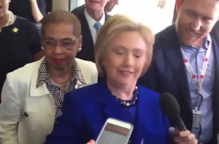 Gương mặt biểu cảm lạ lùng cùng cử chỉ gật đầu lia lịa của bà Hillary Clinton cũng làm dấy lên nhiều đồn đoán về sức khỏe.