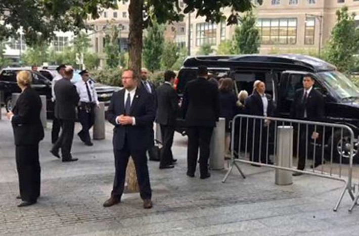 Những nghi vấn quanh sức khỏe của ứng viên tổng thống đảng Dân chủ Hillary Clinton lại tiếp tục rộ lên vào hôm 11/9/2016 khi bà tới dự buổi lễ tưởng niệm tại Đài tưởng niệm quốc gia 11/9 ở New York. Do gặp vấn đề về sức khỏe nên bà Clinton đã phải ra về sự kiện này sớm hơn dự định và còn "khuỵu gối" trong lúc ra xe.