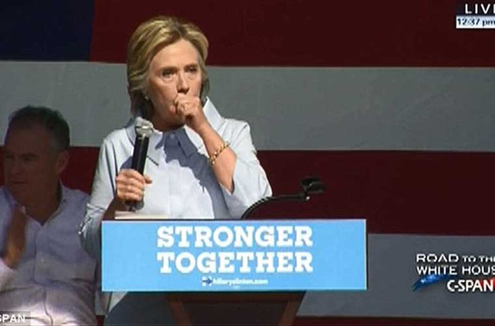 Trong nhiều cuộc phỏng vấn và đi sự kiện, bà Clinton thường hay húng hắng ho. Lần gần đây nhất, bà còn ho liên tục kéo dài trong 2 phút khi tới tham gia một cuộc mít-tinh lớn mừng ngày Lễ Lao động tổ chức ở Cleveland, Ohio.