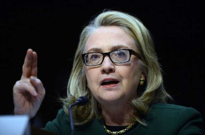 Thời còn làm Ngoại trưởng Mỹ, bà Clinton đã bị ngất xỉu do nhiễm virus dạ dày, buộc bà phải hoãn một số kế hoạch theo lịch trình. Lúc đó, bà phải đeo kính đen để trợ giúp chứng khó nhìn.