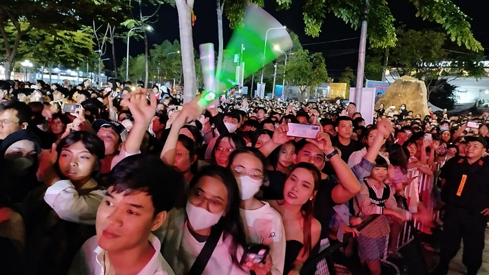 Rất đông các bạn trẻ dự lễ hội Countdown, chờ thời khắc đón chào năm mới 2025.