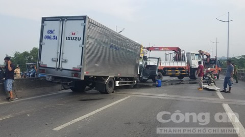Hậu quả vụ tai nạn, cả hai tài xế xe tải chết trong cabin và tài xế xe tải cẩu chết dưới đường. Riêng phụ xe cẩu bị húc bay qua dải phân cách của chiều ngược lại, may mắn nạn nhân chỉ bị thương nhẹ. (Ảnh: Congan)