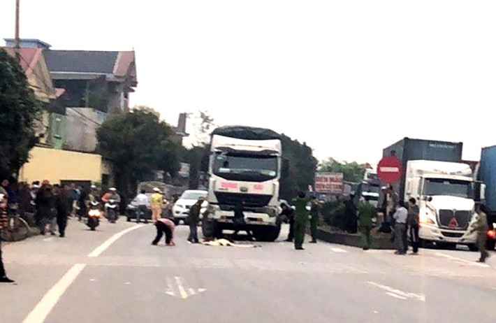 4. Bé gái 3 tuổi bị xe tải tông tử vong: khoảng 5h chiều 7/3, tại km 307 quốc lộ 1A, đoạn qua địa phận xã Triệu Lộc, huyện Hậu Lộc (Thanh Hóa) một bé gái 3 tuổi từ trong ngõ bất ngờ băng ngang qua Quốc lộ 1A đúng lúc chiếc xe tải 36C -106.79 do Trần Bá Tuyến (42 tuổi, ngụ ở xã Quảng Lưu, huyện Quảng Xương, Thanh Hóa) điều khiển theo hướng Hà Nội-Thanh Hóa đụng phải. Hậu quả khiến bé gái tử vong ngay tại chỗ. (Ảnh: Plo)