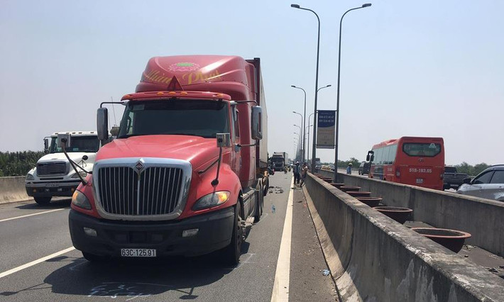 5. Xe tải tông đuôi container trên cao tốc, 2 người tử vong trong cabin: khoảng 10h ngày 18/3, vào thời điểm trên xe tải mang BS: 62C-044.65 lưu thông trên cao tốc theo hướng Long Thành-TP.HCM, khi đến Km9+400, thuộc địa phận P.Phú Hữu, Q.9 xe tải đã tông vào đuôi xe container mang BS: 63C-125.91 chạy cùng chiều phía trước. (Ảnh: Congan)