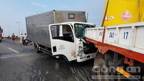 9. Xe tải tông xe cẩu đang sửa chữa ở giữa đường, 2 tài xế tử vong: Khoảng 5h sáng 18/4, một chiếc xe tải cẩu BS: 61C-341.17 chạy trên đường Võ Trần Chí hướng từ đường cao tốc TP.HCM-Trung Lương ra QL1. Đang trong lúc tài xế và phụ xe đang tiến hành sửa chữa thì chiếc xe tải BS: 69C-006.34 chạy cùng chiều phía sau đến tông thẳng vào đuôi xe tải cẩu. (Ảnh: Congan)