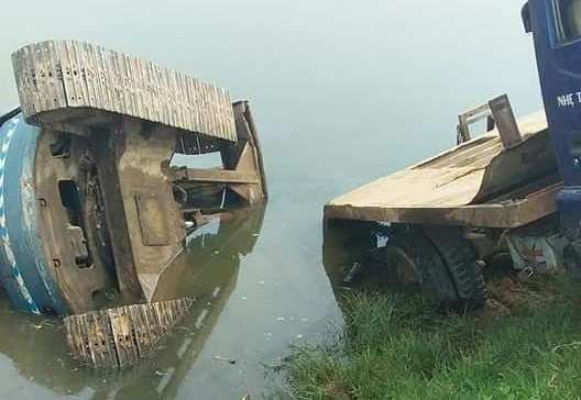 7. Xe tải chở máy xúc tuột dốc đè 2 em học sinh tử vong: Vào khoảng 15h30 chiều 14/4, chiếc xe tải BKS 36C-048.38 chở theo máy xúc chạy trên tuyến đường đê sông Yên, xã Thanh Thủy thì tuột dốc đè 3 em học sinh đang đi xe máy điện phía sau. Hậu quả, 2 em học sinh tử vong tại chỗ, 1 em bị thương nặng phải nhập viện. (Ảnh: Vietnamnet)