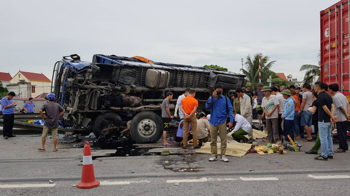10. Ba vụ tai nạn liên tiếp khiến 7 người tử vong: Trong ngày 23/7, tỉnh Hải Dương xảy ra 3 vụ tai nạn liên tiếp. Vụ thứ nhất xảy ra hồi 4h10 tại lối mở dải phân cách vị trí Km63+300, 01 xe ô tô 16 chỗ chạy hướng Hải Phòng - Hà Nội đâm vào người dắt xe đạp qua đường làm nạn nhân tử vong; vụ thứ 2 xảy ra vào khoảng 5h30 phút tại lối mở qua dải phân cách vị trí Km61+800 do 01 xe Containter chạy hướng Hải Phòng - Hà Nội đâm vào xe tải đang qua đường từ lối mở làm lái xe tải tử vong; vụ thứ 3 xảy ra vào hồi 6h5 phút xe tải chạy hướng Hà Nội - Hải Phòng đâm vào giải phân cách và 7 người trên 4 mô tô đang dừng chờ sang đường tại lối mở dải phân cách vị trí Km63+300 làm chết 5 người và bị thương nặng 2 người. (Ảnh: Hải Ninh)