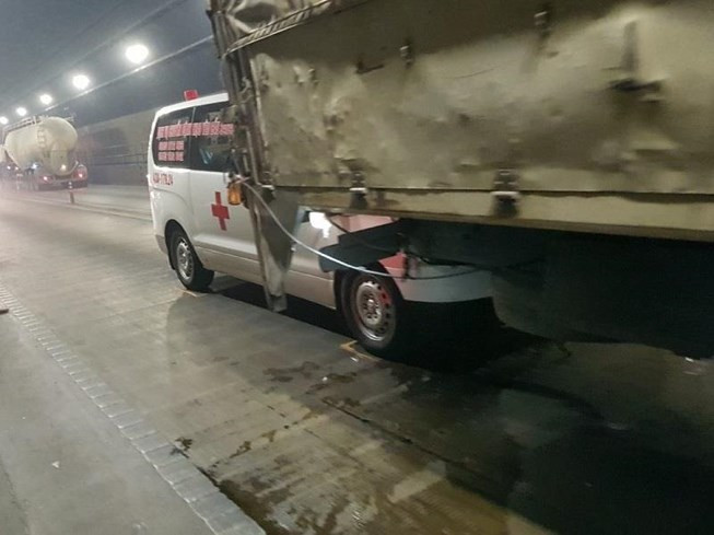 6. Bốn ôtô đâm liên hoàn trong hầm Hải Vân: Khoảng 17h ngày12/4, tại km3+930 xe khách giường nằm mang biển số 18B-018.81 do Võ Văn H. (37 tuổi, trú tại Nam Định) điều khiển theo hướng Nam – Bắc dừng khẩn cấp do phía trước có một xe khác phanh đột ngột khiến cho xe ô tô 7 chỗ mang biển số 43A-288.60 do Đặng Hữu T. (46 tuổi, trú tại Đà Nẵng) điều khiển phía sau đâm vào đuôi xe khách. Tiếp đó, xe tải mang biển 29C - 391.07 do Trịnh Xuân K. (29 tuổi, trú tại Ninh Bình) điều khiển đâm vào xe ô tô 7 chỗ. Không dừng lại ở đó, xe ô tải này tiếp tục bị một xe cứu thương biển số 43A-179.24 chở bệnh nhân từ Đà Nẵng ra Huế chạy phía sau cùng chiều đâm vào đuôi xe. Vụ tai nạn này khiến giao thông trong hầm Hải Vân bị ùn tắc. (Ảnh: Plo)