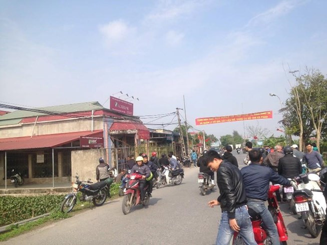 3. Cầm dao cướp ngân hàng Agribank ở Phú Thọ: Khoảng 10h30 ngày 31/5, một nam giới mặc áo mưa, bịt mặt, đi xe máy cầm súng nhựa xông vào chi nhánh ngân hàng Agribank ở xã Thanh Hà, huyện Thanh Ba (Phú Thọ) uy hiếp nhân viên lấy tiền mặt hơn 500 triệu đồng rồi bỏ chạy khỏi hiện trường. (Ảnh: Plo)