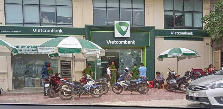 5. Bịt mặt dùng súng cướp ngân hàng Vietcombank: Khoảng 11h ngày 25/7, một đối tượng bịt mặt, dùng súng vào ngân hàng Vietcombank chi nhánh xã Nguyên Bình, huyện Tĩnh Gia để cướp tài sản. Tuy nhiên, chưa kịp vào trong cửa hàng đối tượng đã bị bảo vệ ngân hàng ngăn cản. Trong lúc giằng co đối tượng đã dùng súng bắn vào bảo vệ ngân hàng Vietcombank rồi bỏ chạy khỏi hiện trường.