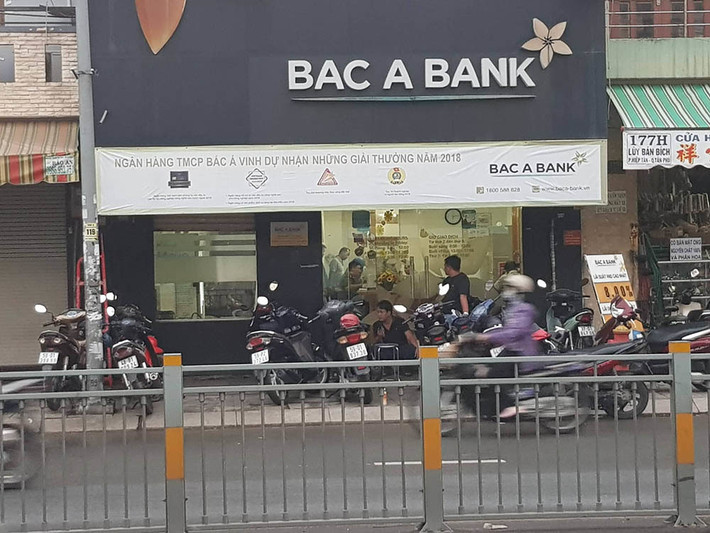 4. Dùng súng cướp ngân hàng Bắc Á ở Sài Gòn: Ngày 4/7, tại phòng giao dịch Lũy Bán Bích của ngân hàng Bắc Á có 1 nam thanh niên đeo khẩu trang, chạy xe gắn máy, có đeo theo ba lô và đi vào ngân hàng như một người khách bình thường. Sau đó, nam thanh niên này tiếp cận tại vị trí nhân viên giao dịch, bất ngờ đặt ba lô xuống bàn rồi rút vật nghi là súng để chĩa vào uy hiếp, yêu cầu phải bỏ tiền vào ba lô. Tuy nhiên, khi nghe thấy chuông báo động đối tượng vội tháo chạy ra ngoài lên xe máy bỏ chạy khỏi hiện trường.
