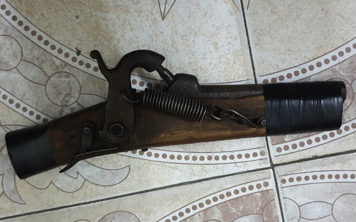 Trong lúc đang thực hiện yêu cầu nhân viên ngân hàng chuyển tiền vào tài khoản thì đối tượng Trần Thế Khương bị lực lượng Công an bắt quả tang tại quầy số 2. Sau đó, đối tượng Trần Thế Khương đã được Công an thành phố Hạ Long đưa về trụ sở lập hồ sơ để xử lý theo quy định của pháp luật. (Ảnh: Nhandan)