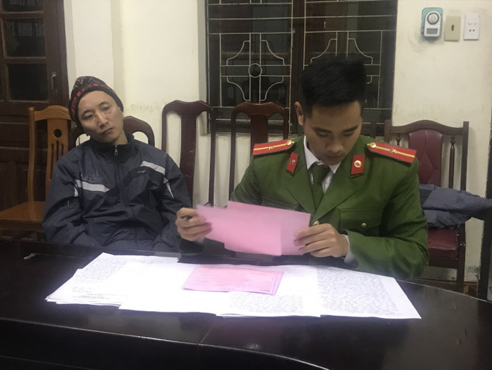 1. Một người đàn ông dùng súng cướp ngân hàng BIDV Hạ Long: Khoảng 15h ngày 18/1, một người đàn ông đến ngân hàng BIDV Chi nhánh Hạ Long (phường Trần Hưng Đạo, TP Hạ Long) sử dụng súng uy hiếp nhân viên ngân hàng chuyển 1.096.000.000 vào tài khoản của mình (Ảnh: Baodansinh)