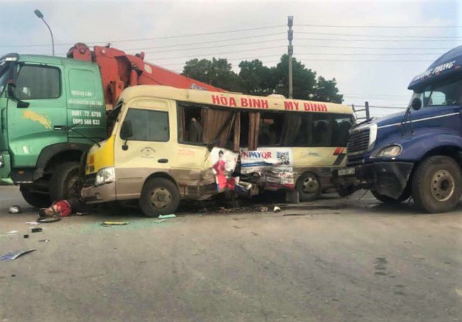 Hậu quả vụ tai nạn khiến một cặp vợ chồng tử vong, 5 người bị thương. (Ảnh: Zing)