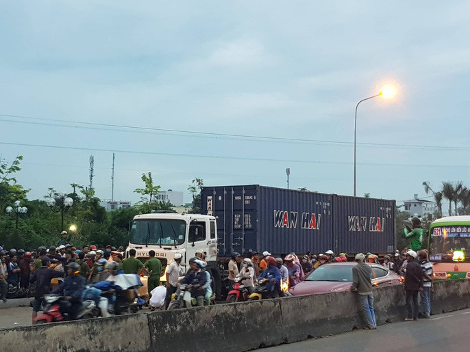 1. Xe container tông 18 xe máy dừng đèn đỏ, 4 người tử vong, 18 người bị thương: Vào khoảng 15h30 ngày 2/1, tại ngã tư Bình Nhật, gần cầu Bến Lức thuộc km 1936 Quốc lộ 1, ấp 3, xã Nhật Chánh, huyện Bến Lức, tỉnh Long An, một chiếc xe container đã tông khoảng 18 xe máy đang dừng chờ đèn đỏ. (Ảnh: Nld)