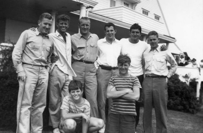 Các thành viên trong gia tộc Kennedy danh giá cùng bạn bè trong dịp đi nghỉ mát ở Cảng Hyannis, Massachusetts năm 1944. Ảnh ATI