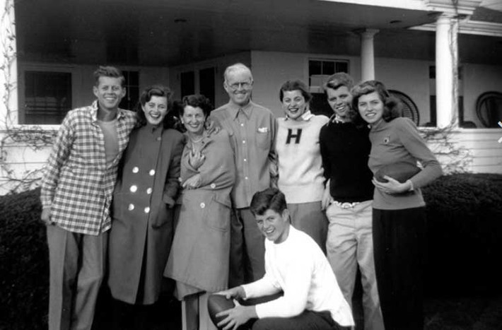 Tấm hình chụp các thành viên trong gia đình cố Tổng thống John Kennedy năm 1948. Ảnh ATI