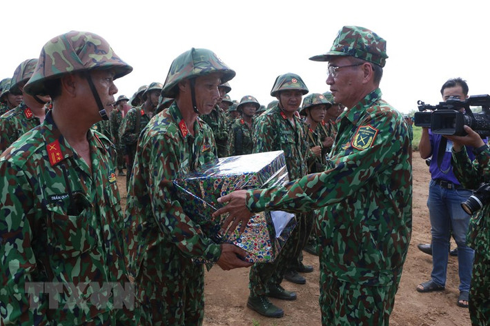 Ông Lữ Văn Hùng, Bí thư Tỉnh ủy Hậu Giang trao thưởng các đơn vị thực hành tốt diễn tập. (Ảnh: Duy Khương/TTXVN)