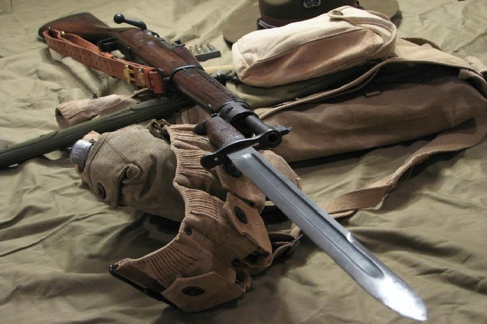 Giống như Mauser 98 hay Mosin Nagant, M1903 cũng có các biến thể giành cho nhiệm vụ bắn tỉa khi cuộc chiến tranh hầm hào ngày càng được mở rộng. Và để tăng độ chính xác cho M1903 người ta còn gắn cho nó một kính ngắm có phóng đại 2x.Nguồn ảnh: Wikipedia.