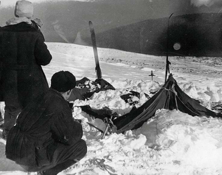 Vụ tai nạn ở đèo Dyatlov: Một buổi tối ngày 2/2/1953, ở một vùng xa xôi của nước Nga, một nhóm trượt tuyết đã chết cóng trong nhiệt độ âm 30 độ C. Điều đáng nói trong sự việc này là các điều tra viên đã phát hiện ra chiếc lều của họ bị mở ra từ bên trong, các thi thể đều mặc rất ít quần áo và họ dường như đã chạy hàng km trong tuyết, đồng thời trên cơ thể họ còn cả dấu vết của phóng xạ. Một số nạn nhân bị những vết thương nghiêm trọng bên trong như nứt hộp sọ và mất lưỡi. Tuy nhiên cho tới nay, nguyên nhân của vụ việc vẫn là điều bí ẩn.