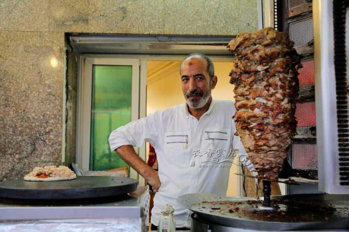 Anh chủ xe bán bánh mì Kebab ở Tunisia. Ảnh Sina