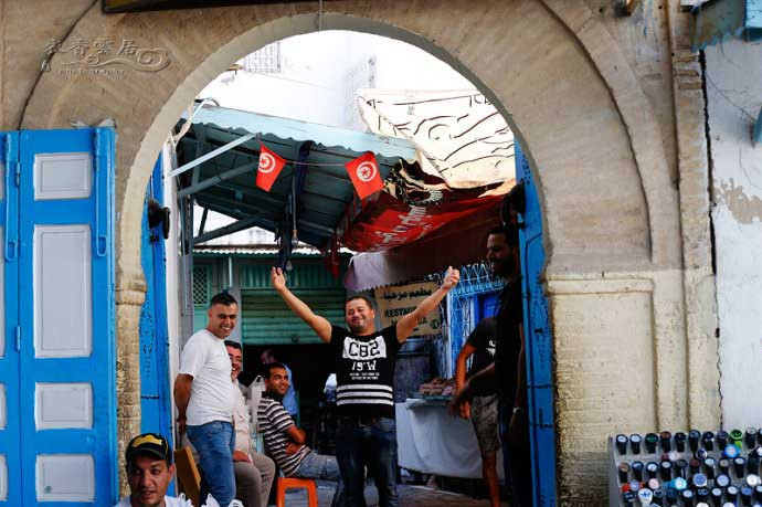 Những người đàn ông Tunisia cười tươi trước ống kính du khách nước ngoài. Ảnh Sina