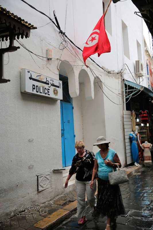 Hai người phụ nữ đi ngang qua một đồn cảnh sát Tunisia. Ảnh Sina